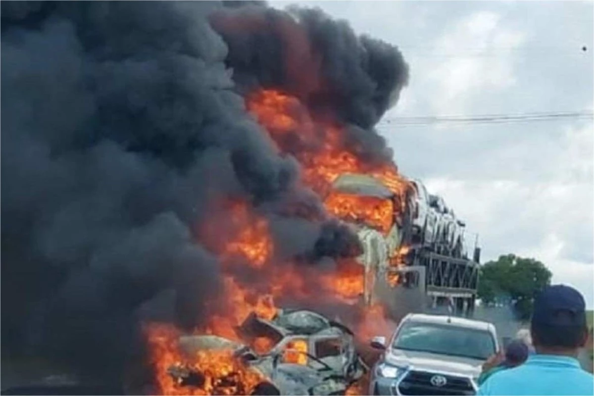 Carreta atinge carros parados e várias pessoas perdem a vida carbonizadas 31 1News Brasil
