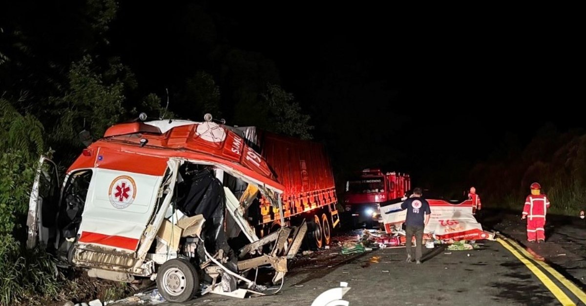 Grave acidente com ambulância deixa mortos na BR-476; médico e enfermeira estão entre as vítimas 30 FN+