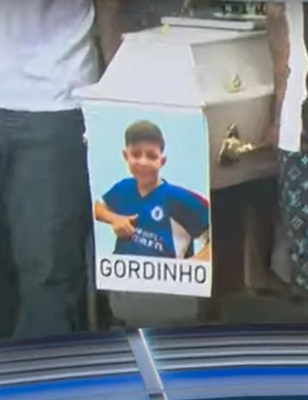 Mae do menino Mateus Oliveira precisa ser amparada no velorio