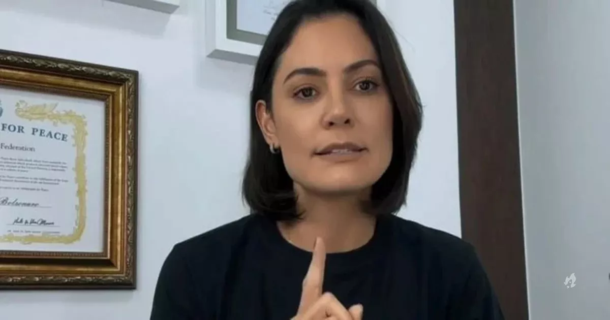Michelle rebate colunista do jornal O Globo Fonte furada.webp