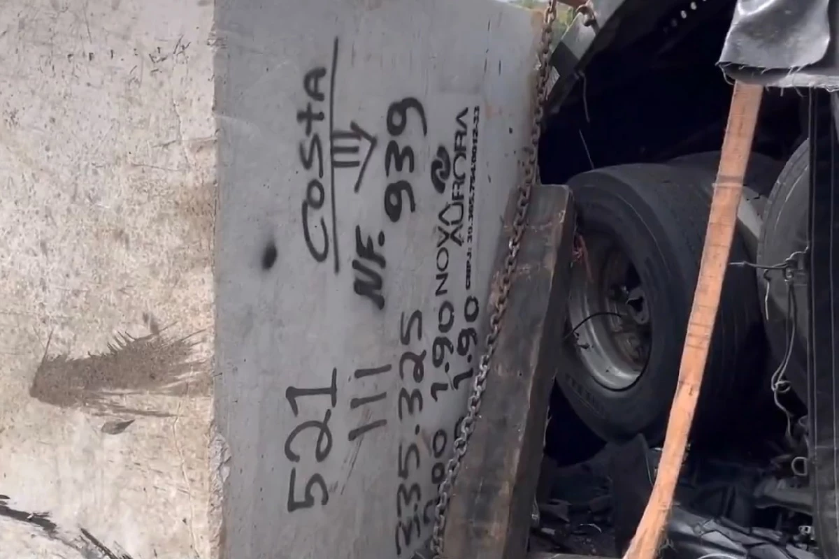 Nova versão diz que grande bloco de granito caiu de carreta e provocou acidente com ônibus na BR-116, matando 38 pessoas carbonizadas 31 1News Brasil