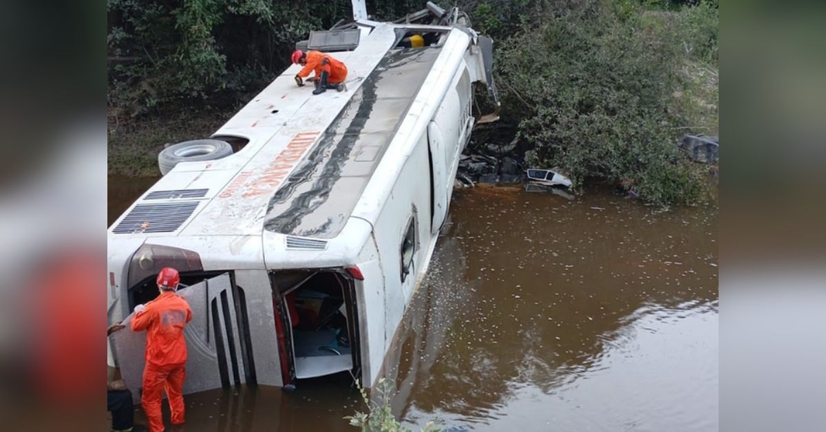 O que se sabe sobre o acidente com ônibus que despencou dentro de rio deixando mortos e feridos 31 FN+