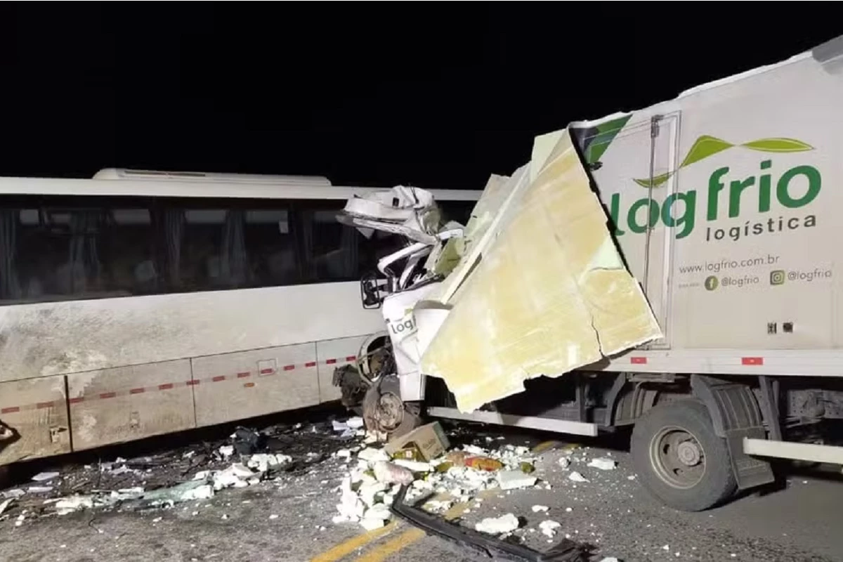 Ônibus com passageiros bate de frente com caminhão baú em Minas Gerais; há registro de óbito 31 1News Brasil