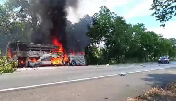 Onibus fica em chamas em grave acidente envolvendo mais dois