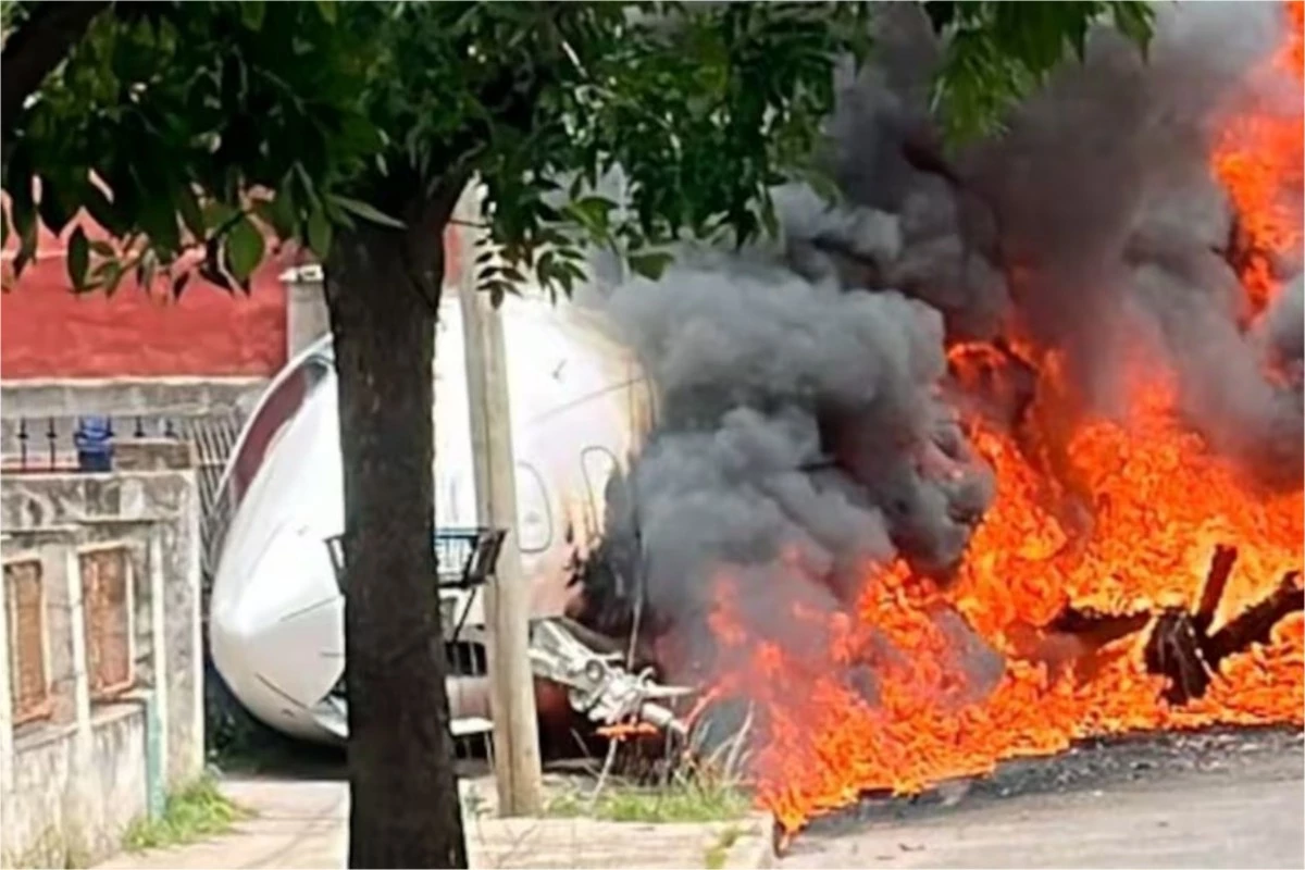 avião atinge casa durante pouso, fica em chamas e todos os ocupantes falecem 31 1News Brasil