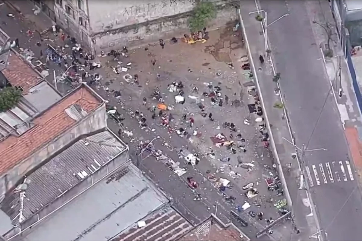 Prefeitura de SP gera polêmica ao construir muro de 40 metros na Cracolândia para conter usuários de drogas 34 1News Brasil