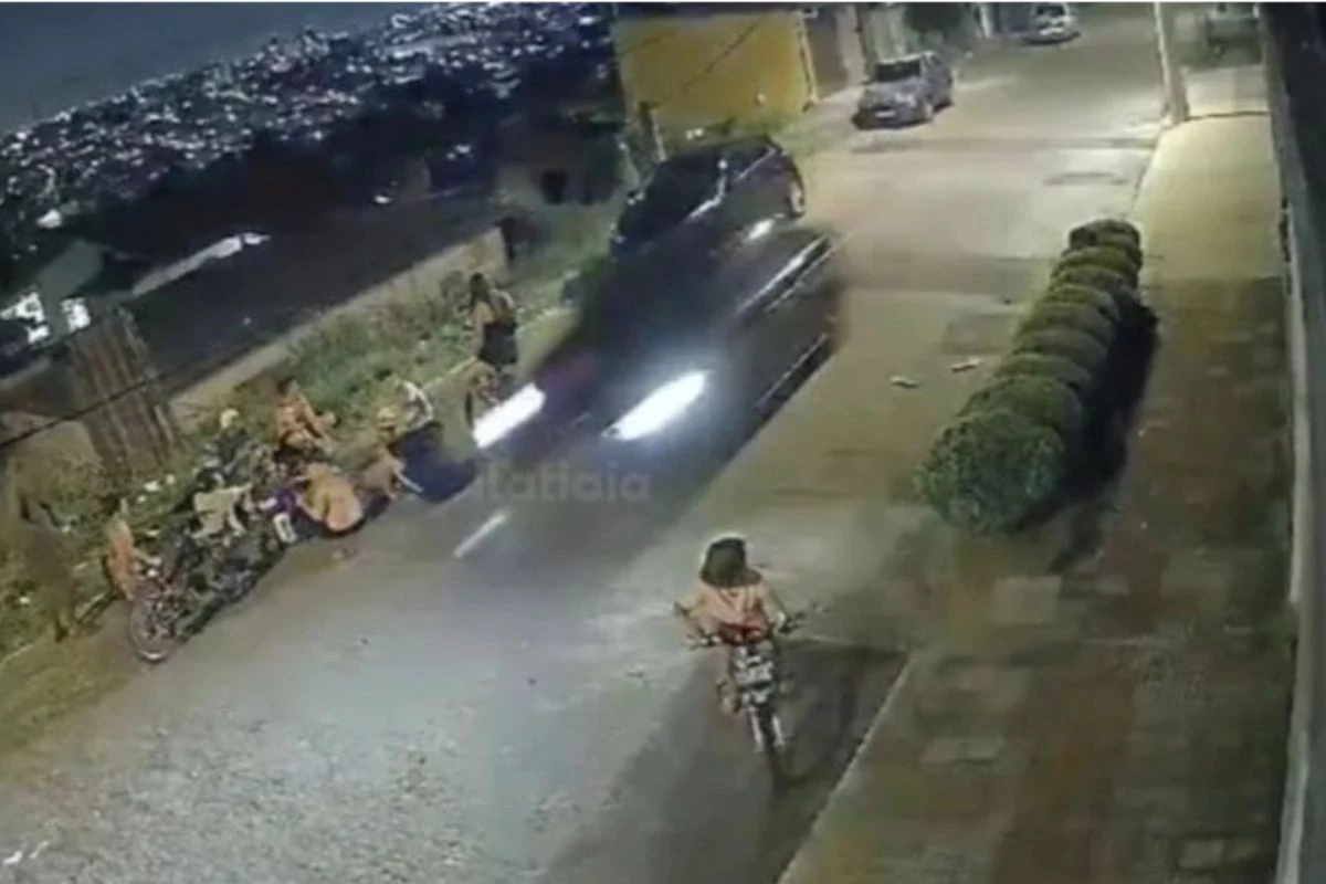 Imagens de segurança capturam momento em que homem tenta atropelar crianças na rua 31 1News Brasil