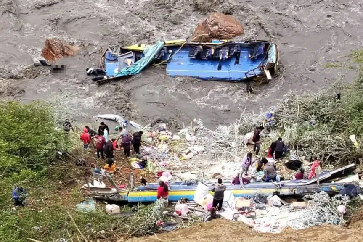 Ônibus com pelo menos 30 passageiros cai de uma altura de 150 metros; há óbitos e desaparecidos 30 1News Brasil