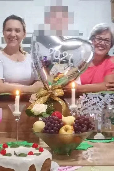 Suspeita posa sorrindo com sogra em 2021 com bolo identico