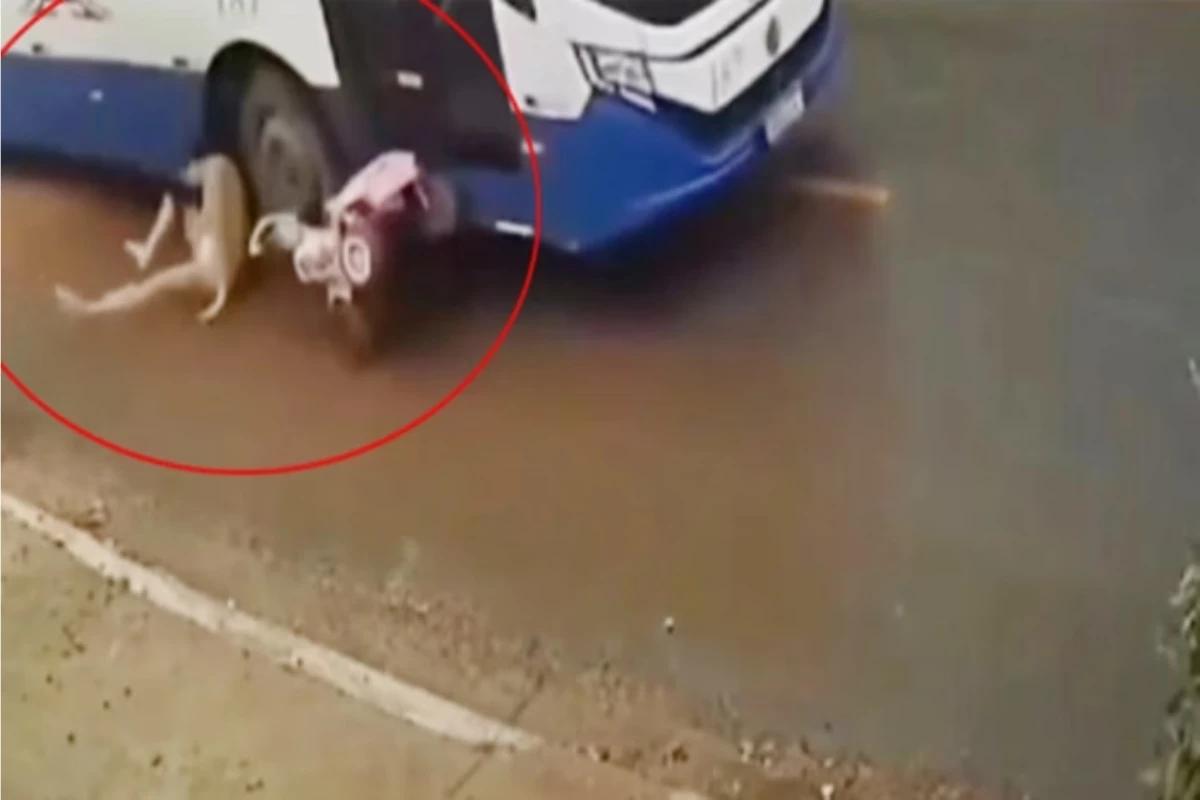 Vídeo mostra mulher e seu bebê sendo atropelados por um ônibus; por pouco pneu não passa sobre as vítimas 31 1News Brasil
