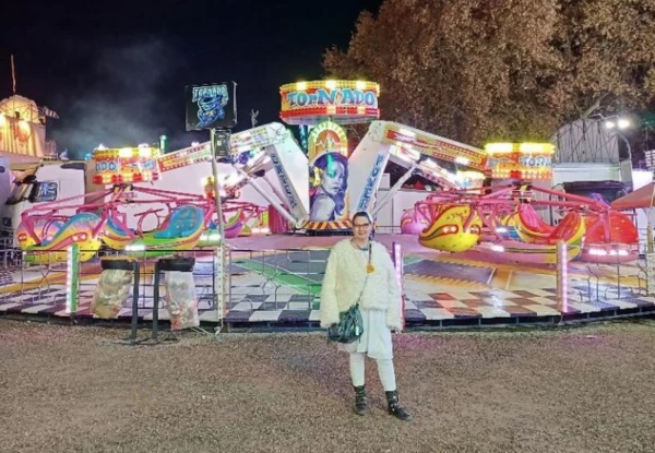1740441777 412 Mulher que casou com brinquedos de parque de diversoes se