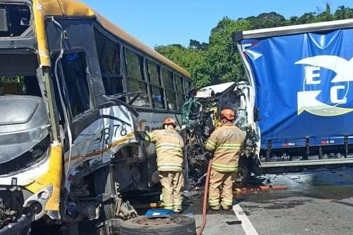 Grave acidente na BR-393 envolve dois caminhões e um ônibus; vítimas são confirmadas 31 1News Brasil
