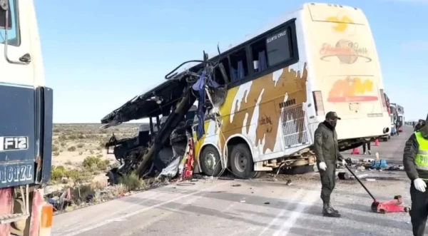 Grave acidente entre 2 onibus deixa 37 mortos e pelo