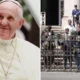 Caixao do Papa Francisco e recebido por transgeneros detentos.webp