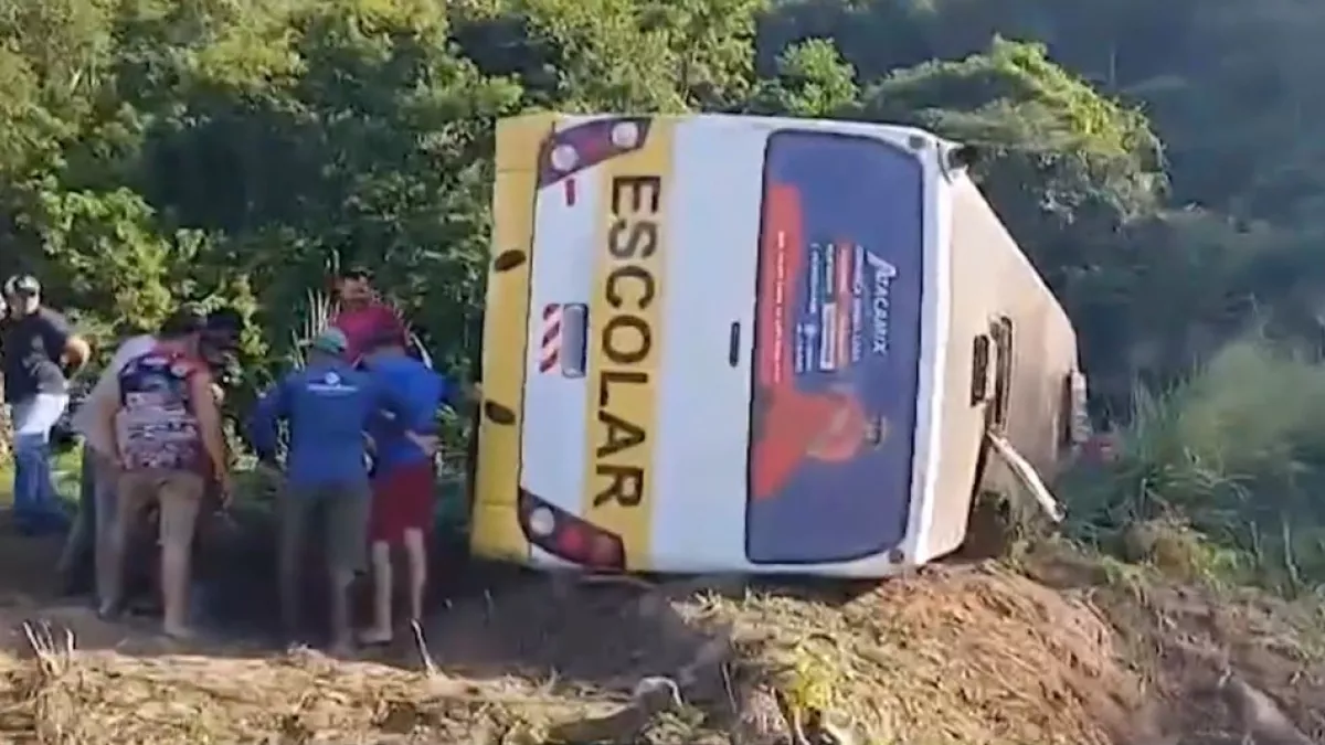 Onibus escolar tomba e deixa dois estudantes mortos e.webp