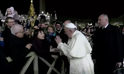 Papa deu tapa em mao de fiel e criticou.webp