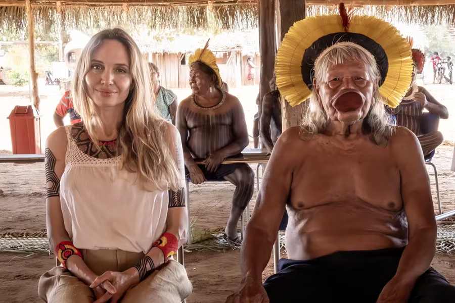 Angelina Jolie encontra cacique Raoni no Xingu, em Mato Grosso 31 a atriz angelina jolie e o cacique raoni.jpg