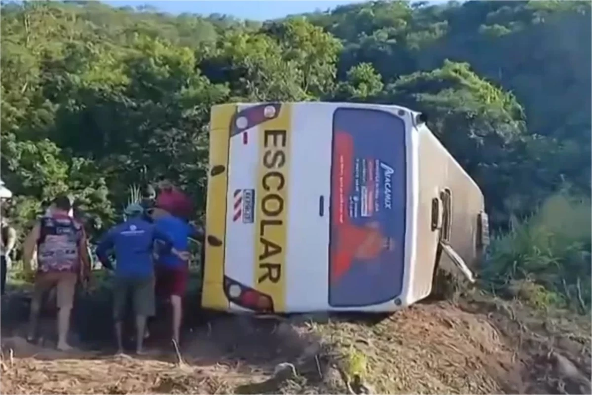 ônibus com estudantes tomba e um menino de 13 anos e uma menina de 16 anos perdem a vida 31 1News Brasil