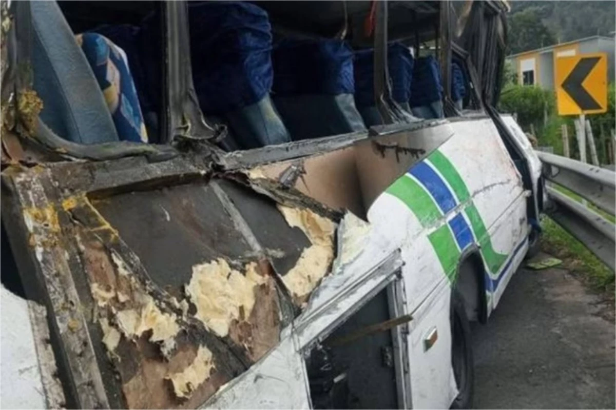 Acidente com estudantes deixa 10 mortos e vários feridos; muitos foram lançados para fora do veículo 31 1News Brasil