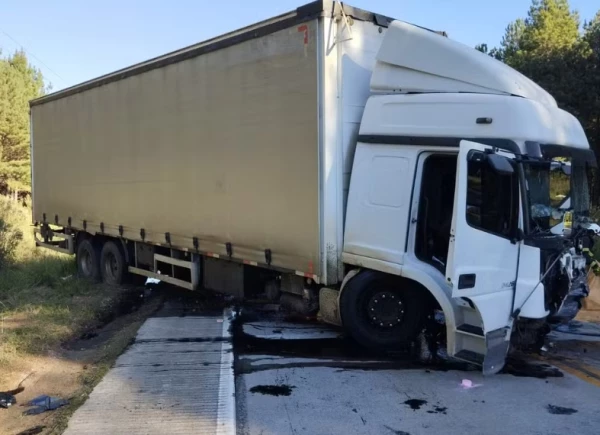 Acidente grave entre caminhao e carro deixa morto em rodovia