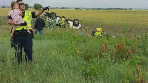 Apos tragedia na estrada gesto de policial com crianca chama