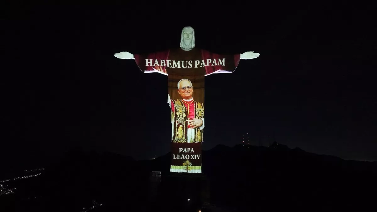 Cristo Redentor homenageia papa Leao XIV com projecao historica.webp