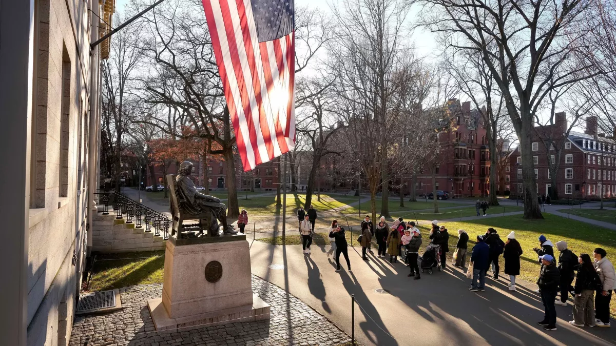 Harvard processa governo Trump por proibicao de estudantes estrangeiros.webp