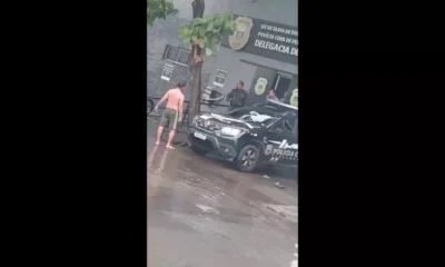 Homem filmado depredando viatura da policia em Pernambuco.webp