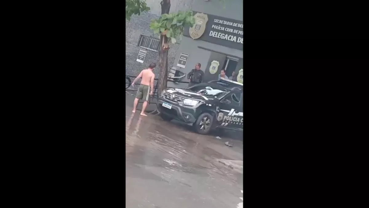 Homem filmado depredando viatura da policia em Pernambuco.webp