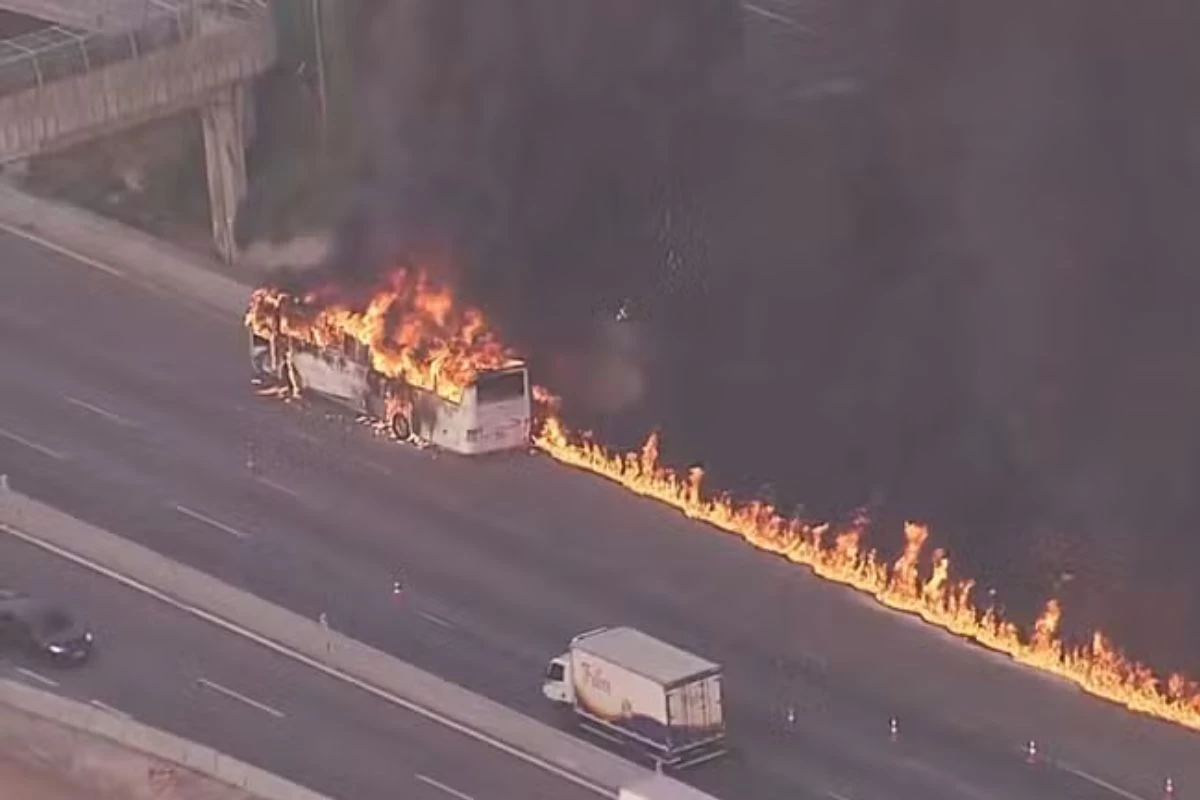 Incêndio em ônibus de turismo causa interdição e gera grande coluna de fumaça 31 1News Brasil