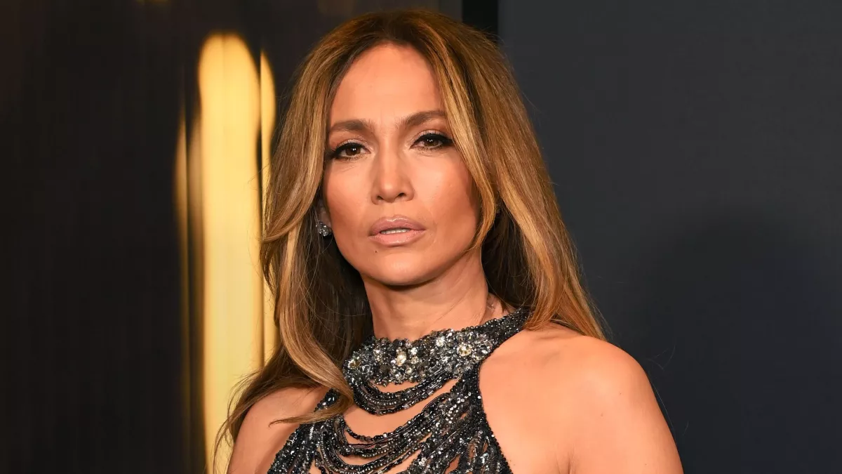 Jennifer Lopez e processada por postar proprias fotos diz.webp