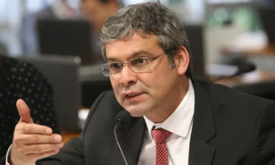 Lideranca do PT pede prisao de Eduardo Bolsonaro em.webp