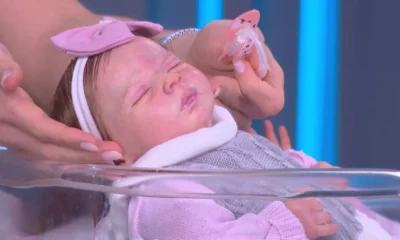 Mulher leva bebe reborn para ser vacinada em UBS.webp