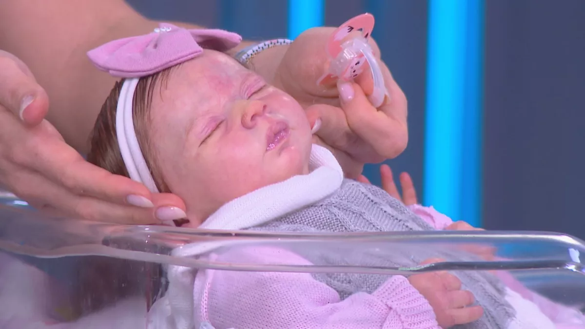 Mulher leva bebe reborn para ser vacinada em UBS.webp