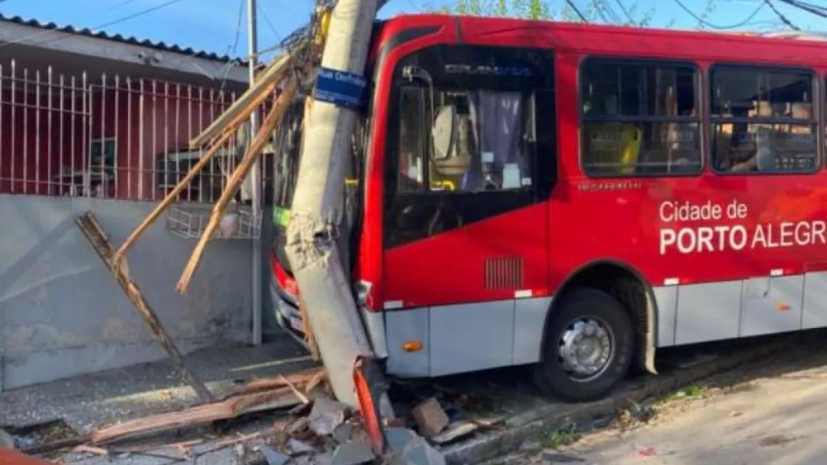 Onibus desgovernado atinge carros e poste na zona Sul.webp