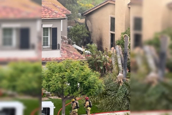 Queda de aviao sobre casas termina com dois mortos 40