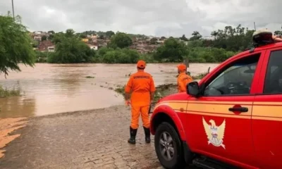 Rios transbordam por causa das chuvas e cidade fica.webp