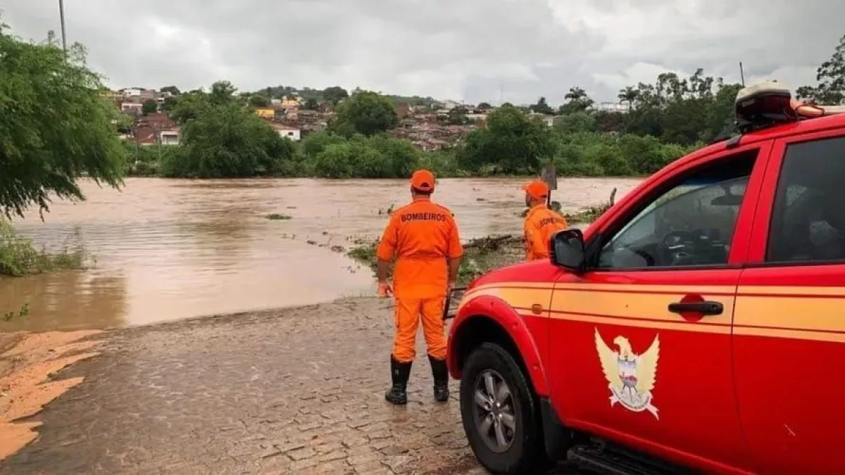 Rios transbordam por causa das chuvas e cidade fica.webp