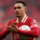 Saida de Alexander Arnold do Liverpool revolta torcedores nas redes.webp