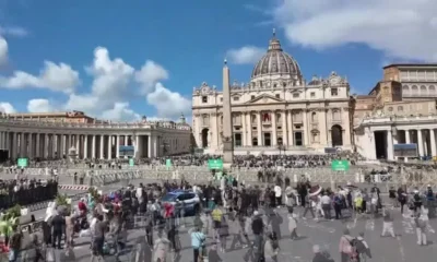 Veja multidoes se reunindo no Vaticano para o anuncio do.webp