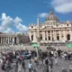 Veja multidoes se reunindo no Vaticano para o anuncio do.webp