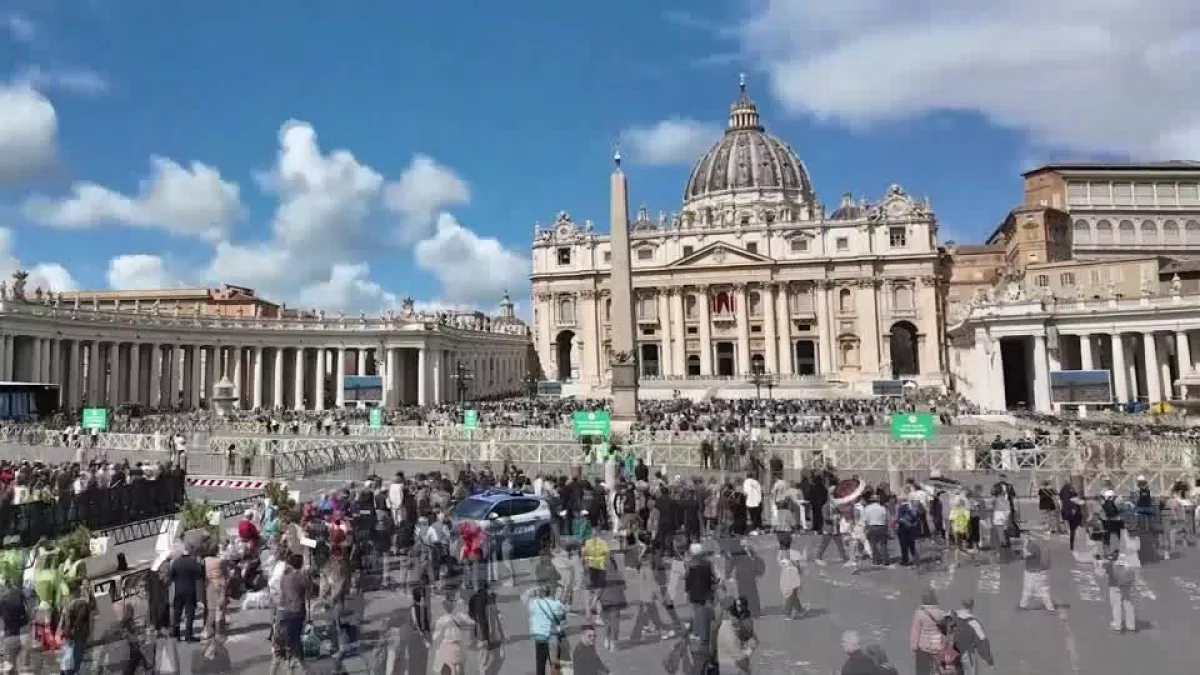 Veja multidoes se reunindo no Vaticano para o anuncio do.webp
