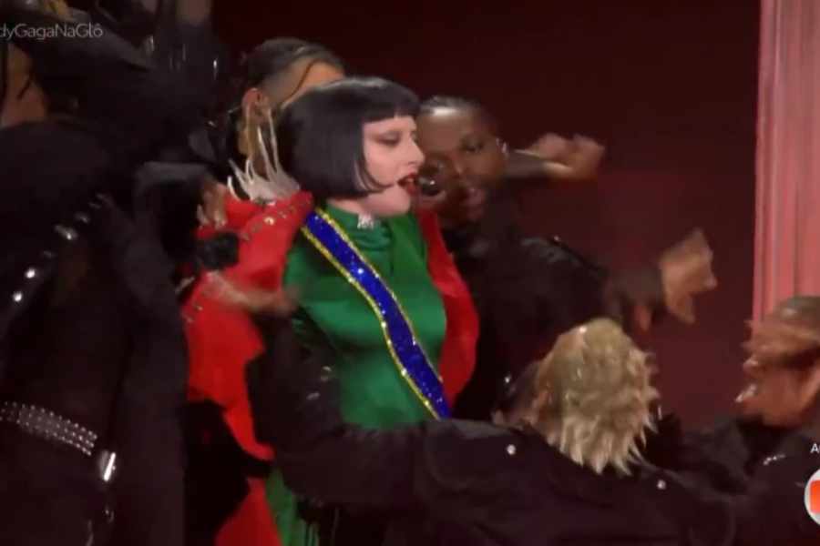 Gaga vira meme após romper vestido vermelho e aparecer com cores do Brasil 31 gaga.jpg