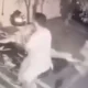 homem e espancado por torcedores rivais na frente do filho.webp