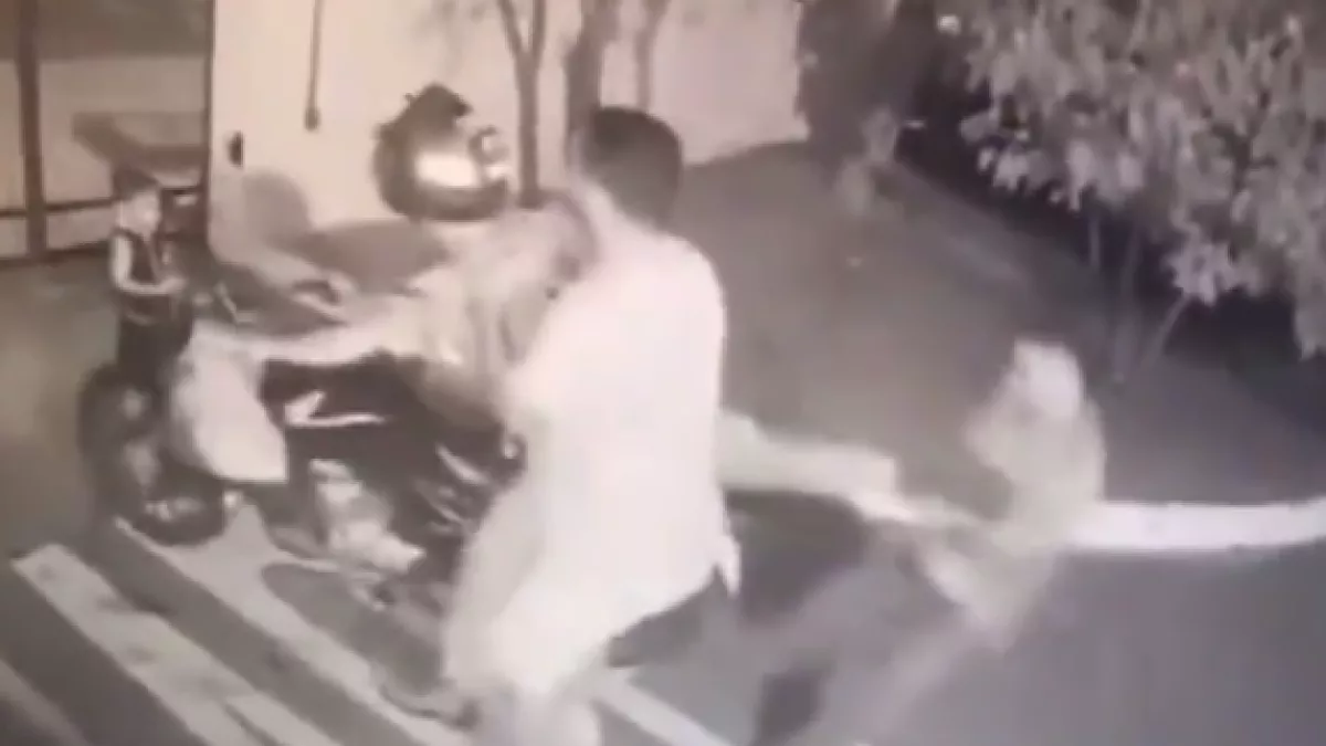 homem e espancado por torcedores rivais na frente do filho.webp