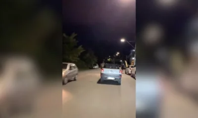 homem flagra carro do atestado circulando em bairro de MG.webp