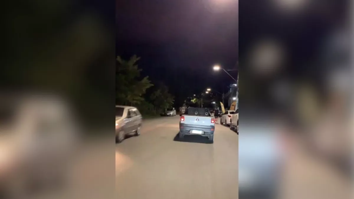 homem flagra carro do atestado circulando em bairro de MG.webp