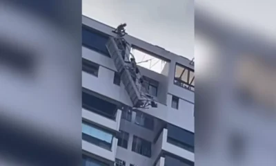 homens ficam pendurados em andaime no 22o andar de predio.webp