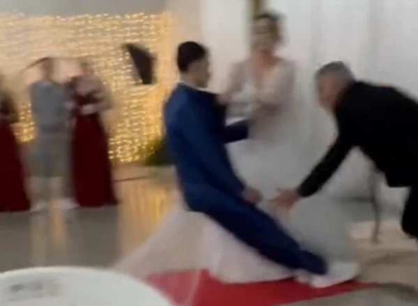1749671226 234 Fotos noivo desmaia no altar durante o casamento e imagens