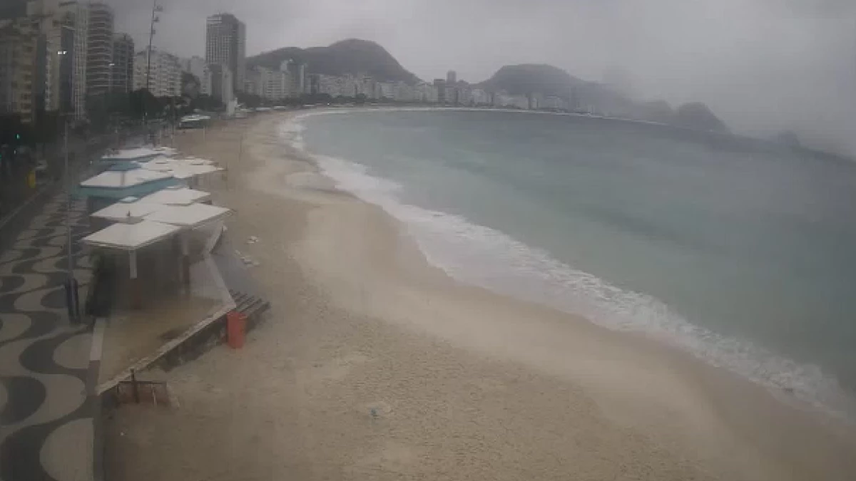 Alerta de ressaca com ondas de ate 3 metros.webp